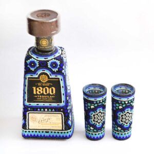 Tequila 1800 añejo con arte huichol
