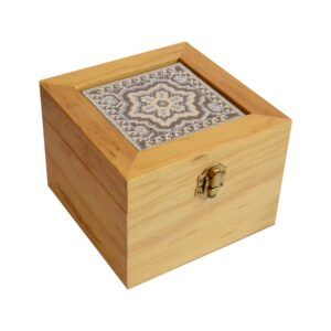 Caja con tabla de chaquira