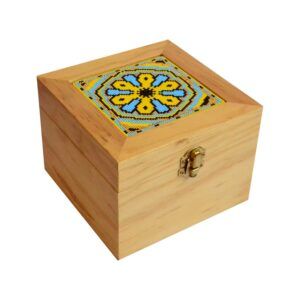 Caja con tabla de chaquira