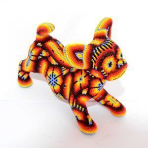 Chien chihuahua avec œuvre d'art Huichol