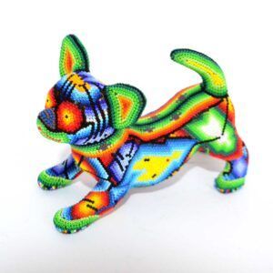 Chien chihuahua avec œuvre d'art Huichol