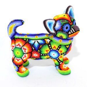 Perro Chihuahua intervenido con arte huichol