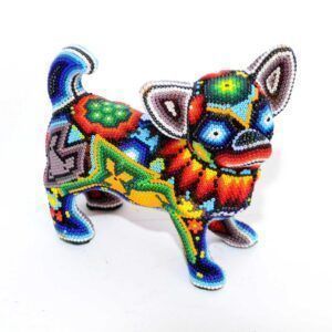 Chien chihuahua avec œuvre d'art Huichol