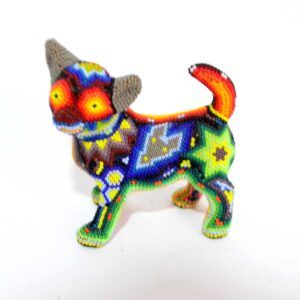 Chien chihuahua avec œuvre d'art Huichol
