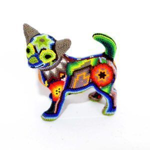 Chien chihuahua avec œuvre d'art Huichol