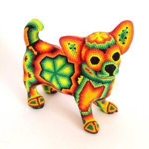 Chien chihuahua avec œuvre d'art Huichol
