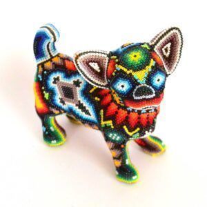 Chien chihuahua avec œuvre d'art Huichol