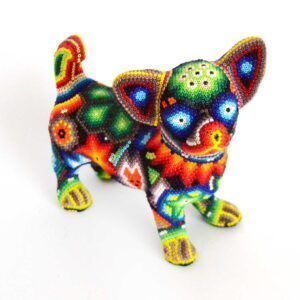 Chien chihuahua avec œuvre d'art Huichol