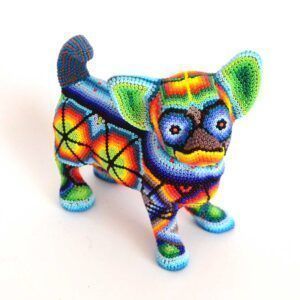 Chien chihuahua avec œuvre d'art Huichol