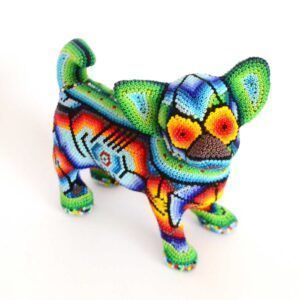 Chien chihuahua avec œuvre d'art Huichol