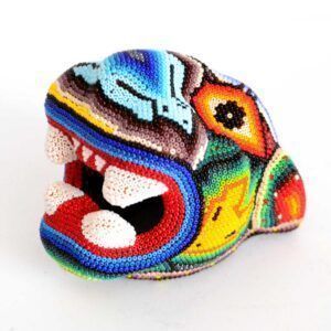 Cabeza de jaguar intervenida de arte huichol