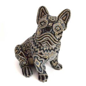 Chien bouledogue anglais avec œuvre d'art Huichol