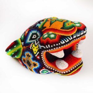 Tête de jaguar avec intervention d'art Huichol