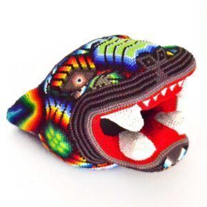 Tête de jaguar avec intervention d'art Huichol