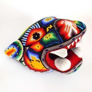 Tête de jaguar avec intervention d'art Huichol