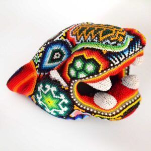 Tête de jaguar avec intervention d'art Huichol