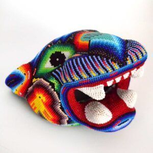 Tête de jaguar avec intervention d'art Huichol