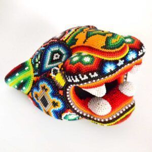 Tête de jaguar avec intervention d'art Huichol