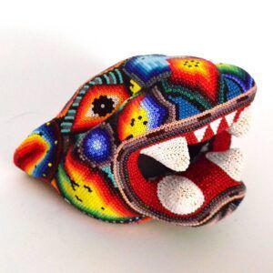 Tête de jaguar avec intervention artistique Huichol