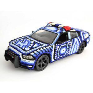 Voiture de patrouille avec des œuvres d'art Huichol