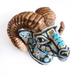 Borrego Cimarron mit Huichol-Kunst