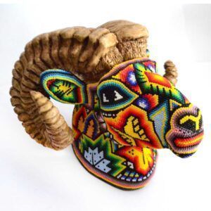 Intervention de la tête de cimarron avec l'art Huichol