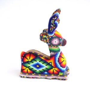 Venado hechado de arte huichol