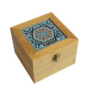 Caja con tabla de chaquria