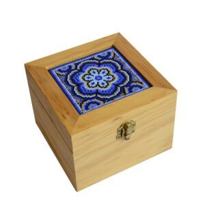 Caja con tabla de chaquria